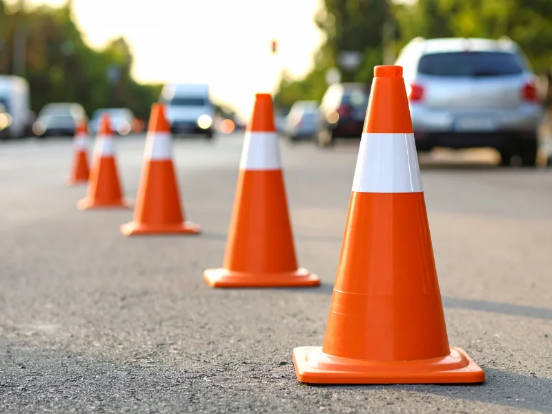 AdobeStock_1863794s731 coni-stradali-per-delimitare-traffico